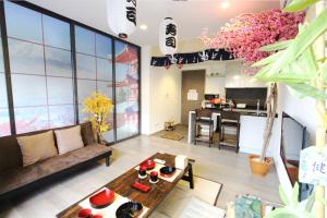a living room with a couch and a table at Japan Room 104-B KhaoYai at TVL เขาใหญ่ in Phayayen