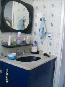 uma casa de banho com um lavatório e um espelho em Apartamento Edificio Mirage em Salvador