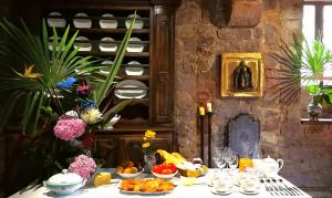 una mesa con platos de comida. en Hostal Palacio Jaureguia en Irurita