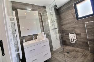 a bathroom with a sink and a shower at Residence ACQUA LINDA Porticcio in Porticcio