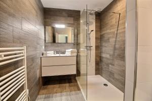 a bathroom with a shower and a sink at Residence ACQUA LINDA Porticcio in Porticcio