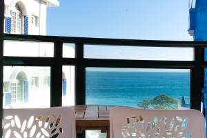 vistas al océano desde el balcón de una casa en 看海民宿 en Eluan