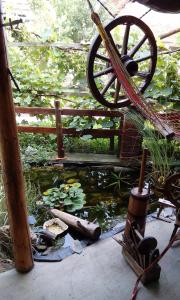 einen Teich mit einem Fahrrad neben einem Holzzaun in der Unterkunft Casa Cosmin in Dobra