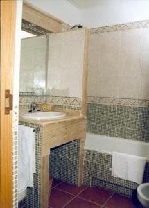 a bathroom with a sink and a bath tub at Plaza Chica in Cartaya