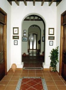 un corridoio di una casa con arco di Plaza Chica a Cartaya