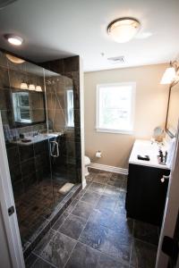 ein Bad mit einer Dusche und einem Waschbecken in der Unterkunft The Escape in Lewisburg