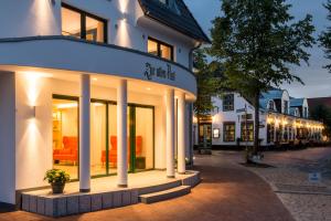 a building on a street in a town at night at Boutique-Hotel Zur alten Post in Büsum
