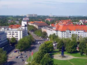 eine Luftansicht einer Stadt mit Autos und Gebäuden in der Unterkunft Hotel Vita Berlin-Messe in Berlin