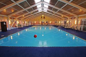 a large swimming pool with a ball in the middle at Best Western Williamsburg Historic District in Williamsburg