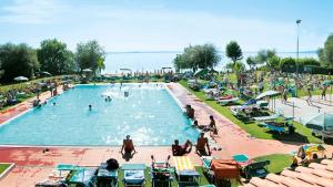 馬焦內的住宿－卡塞塔棣迪瑞酒店，一座大型游泳池,里面有很多人