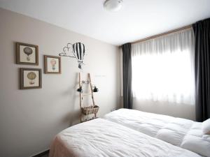 Katil atau katil-katil dalam bilik di Belvilla by OYO Bon Relax Flat
