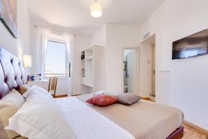 ローマにあるDolce Luxury Roomsのベッドルーム1室(枕2つ付)