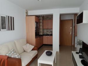 a living room with a couch and a kitchen at Apartamento en el centro de Nerja in Nerja