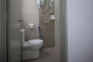 een badkamer met toilet en douche bij Strawberry Homestay in Cameron Highlands +21 foto's