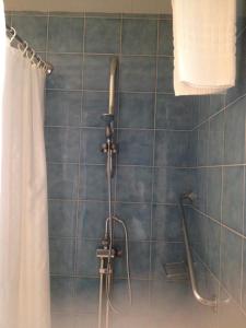 eine Dusche mit Duschvorhang im Bad in der Unterkunft Hotel Arkaden in Arvika