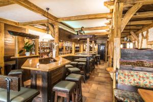 eine Bar in einem Restaurant mit Holzwänden in der Unterkunft Hotel Garni Oberrhein in Rheinfelden