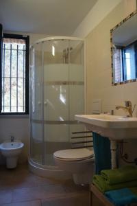 Koupelna v ubytování Sa Tanca de Mannoi + 27 fotografií