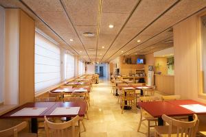 une salle à manger avec des tables et des chaises ainsi qu'une cafétéria dans l'établissement Hotel Basic, à Vilafranca del Penedès
