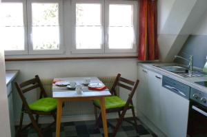 エーニンゲンにあるFerienwohnung Gitaの小さなキッチン(テーブル、椅子2脚付)