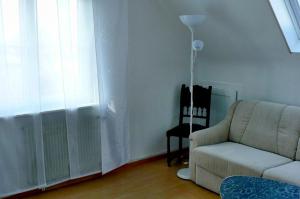 - un salon avec un canapé et une lampe dans l'établissement Ferienwohnung Gita, à Öhningen