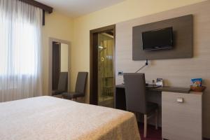 TV a/nebo společenská místnost v ubytování Park Hotel Ristorante Ca' Bianca