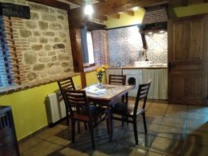 une salle à manger avec une table et des chaises dans une cuisine dans l'établissement Los Mantos - Vivienda Rurales, à Ibio
