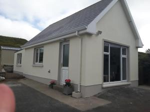 una casa bianca con tetto grigio di Island View Lodge a Doolin