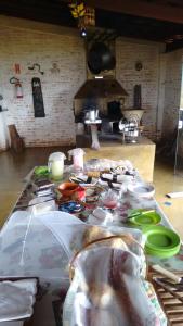 Si­tio Vila Davero في سوكورو: طاولة في مطبخ مليئة بالكثير من الطعام