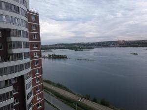 イルクーツクにあるApartment on Dalnevostochnaya 106の大水の景色