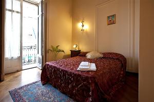 1 dormitorio con cama y ventana grande en B&B Alba, en Catania