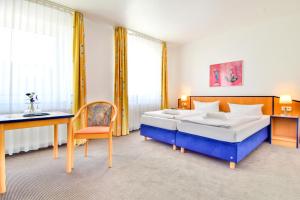 Postel nebo postele na pokoji v ubytování Strandhotel Bansiner Hof