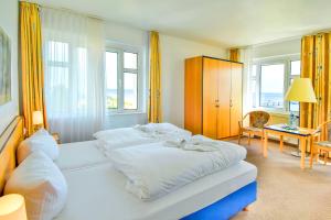 Postel nebo postele na pokoji v ubytování Strandhotel Bansiner Hof