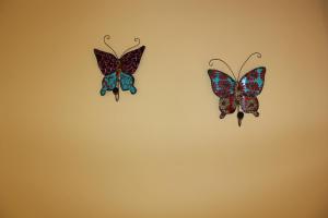 マラガにあるCarlos Haya Mare Nostrum 2の三本の蝶が壁に吊るされている
