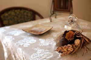 una mesa con mantel blanco y una cesta de huevos en B&B Alba, en Catania