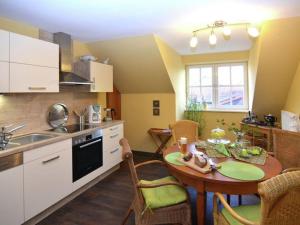 eine Küche mit einem Tisch und einem Esszimmer in der Unterkunft Ferienwohnung am Wanderweg in Aidhausen