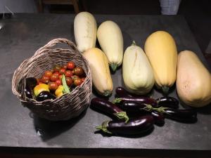 Een bos groenten op een tafel met een mand. bij La Escribana in Constantina +40 foto's