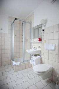 イルメナウにあるHotel Thüringer Waldのバスルーム(トイレ、洗面台付)