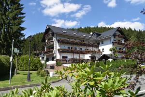 un grande edificio bianco con molti balconi di Hotel Thüringer Wald a Ilmenau