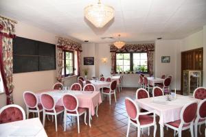 Um restaurante ou outro lugar para comer em Hotel Thüringer Wald