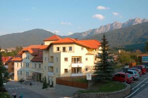 un edificio con tetto arancione in un parcheggio di Hotel Kronplatz a Valdaora