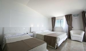 Postel nebo postele na pokoji v ubytování Resort Rocca di Vadaro - Beachfront Apartments, Rooms & Suites