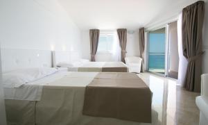Postel nebo postele na pokoji v ubytování Resort Rocca di Vadaro - Beachfront Apartments, Rooms & Suites