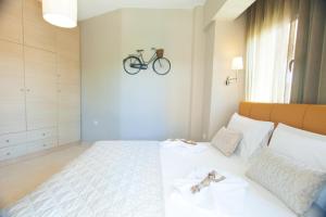 トロニにあるMezonetes Toroniのベッドルーム1室(壁に自転車を設置したベッド1台付)