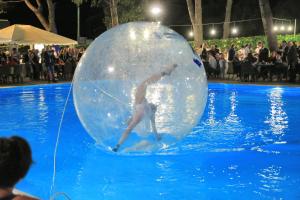 Una mujer está atrapada en una pelota en el agua. en Hotel Sierra Silvana en Selva di Fasano