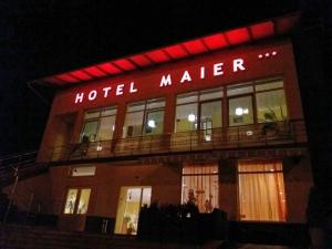 フネドアラにあるHotel Maierの夜のホテルメーカーの看板
