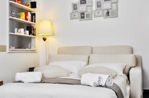 ローマにあるTestaccio Charming Apartmentのリビングルーム(ソファ、枕、ランプ付)