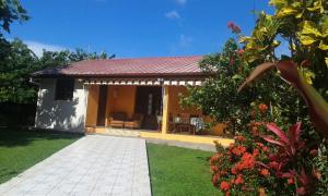 Casa con techo rojo y patio en Holiday Home Villa Kay Malouz en Saint-Joseph