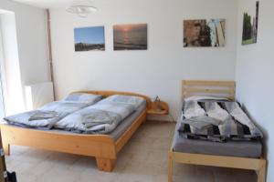 Llit o llits en una habitació de Penzion Na Samotách