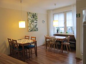 uma sala de jantar com duas mesas e cadeiras e uma janela em Pension Haus Waldfeucht em Waldfeucht