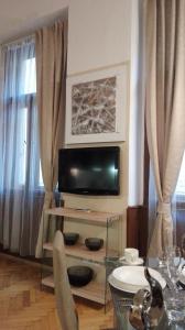 ein Wohnzimmer mit einem TV und einem Tisch in der Unterkunft Jilská 449/14 in Prag